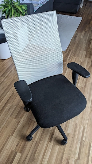 Bürostuhl (höhenverstellbar) zu verschenken Bild 3