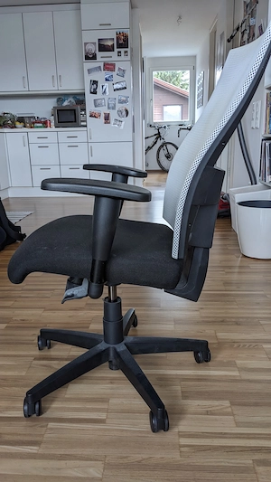 Bürostuhl (höhenverstellbar) zu verschenken Bild 2