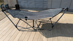 Hängematte mit faltbaren Gestell und Sonnenschutz