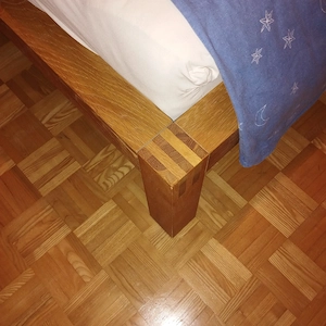 Massives Holzbett, mit oder ohne Matratze zu vergeben.  Bild 3