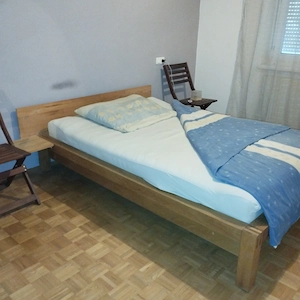 Massives Holzbett, mit oder ohne Matratze zu vergeben.  Bild 4