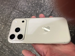 iPhone 17 pro , 256 gb, im Dezember 25 , gekauft , silber , mit 2 Schutzhüllen von Apple,  Bild 2