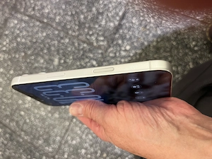 iPhone 17 pro , 256 gb, im Dezember 25 , gekauft , silber , mit 2 Schutzhüllen von Apple,  Bild 4