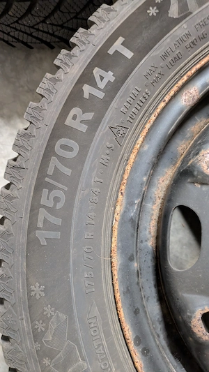 Neuwertige Winterreifen 175 70 R14 T auf Stahlfelgen (gebraucht) mit Zierblenden Bild 3