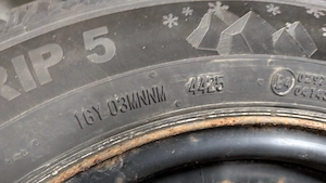 Neuwertige Winterreifen 175 70 R14 T auf Stahlfelgen (gebraucht) mit Zierblenden Bild 6