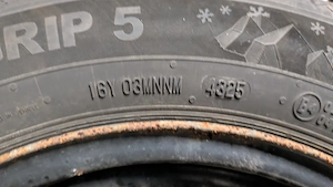Neuwertige Winterreifen 175 70 R14 T auf Stahlfelgen (gebraucht) mit Zierblenden Bild 9