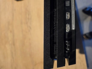 zu verkaufen PS4 Pro mit Zubehör Bild 2