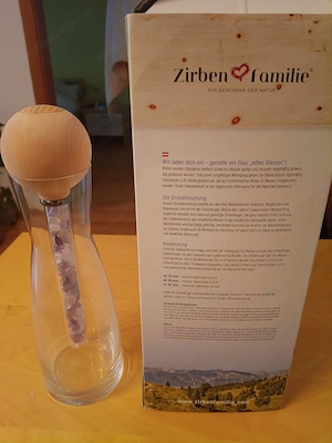 NEU: Original ZirbenFamilie Set: Wasserkaraffe mit Zirbenkugel & Edelsteinstab Bild 3