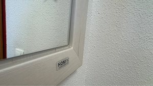 Hom 'in Wandspiegel und Gardarobebank Bild 3