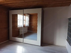 Schwebetürenschrank mit Spiegel 