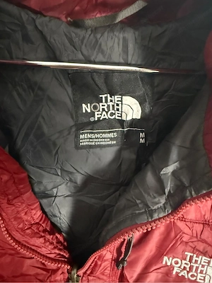 The North Face Burgundy Pufferjacke Bild 2