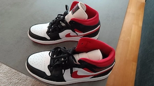 Air Jordan 1 Mid "Chicago" Bild 2