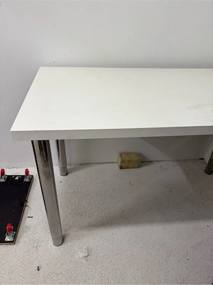 IKEA VIKA AMON Tisch weiß mit Chrombeinen - zu verschenken Bild 2