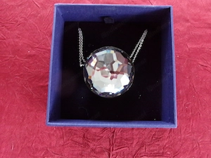 Swarovski - Halskette mit grauem Stein Bild 2