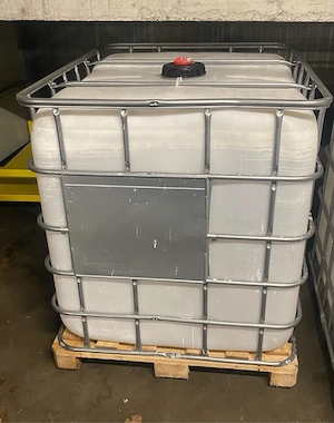 2 IBC Container auf Holzpalette 1000L