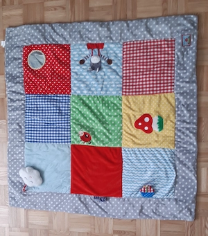 Krabbeldecke mit Spielelementen 1x1m Bild 4