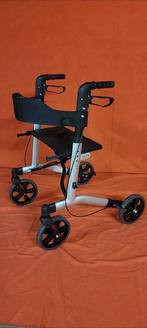 Gehhilfe Rollator 
