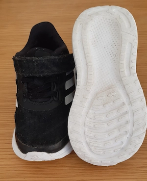 Leichter Turnschuh der Marke Adidas Bild 3