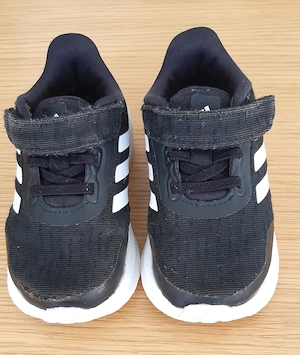 Leichter Turnschuh der Marke Adidas Bild 2