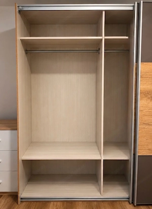 Kleiderschrank mit Schwebetüren Bild 2