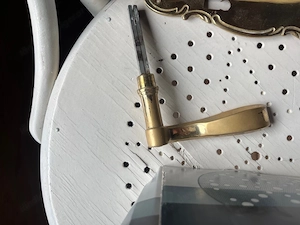 mehrere goldene Türklinken Bild 2