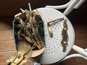 mehrere goldene Türklinken Bild 3