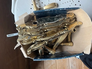 mehrere goldene Türklinken Bild 5