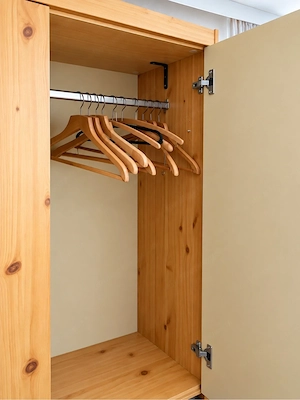 Kleiderschrank  Bild 2