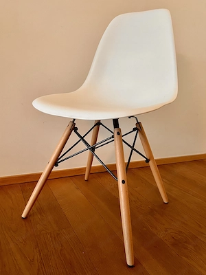 Designstuhl weiß mit Holzbeinen