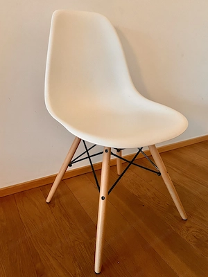 Designstuhl weiß mit Holzbeinen Bild 2