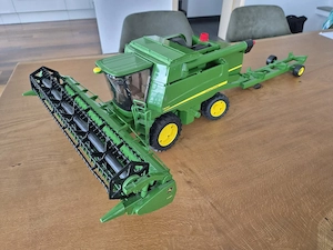 Bruder Mähdrescher John Deere Bild 2