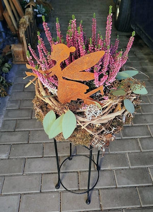 Deko Rostelfe mit Pflanze und Kränzen  Bild 2