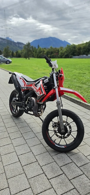 Rieju MRT 50 Replicca Supermoto   BJ 2024   Erst 3.900 km! Top Zustand Bild 2