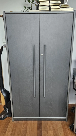 Schreibtisch mit Trolley und Schrank  Bild 2