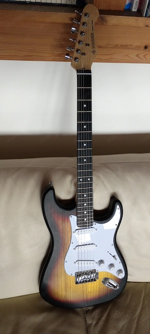 Schöne, neuwertige E-Gitarre Stratocaster Style  Bild 5