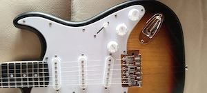 Schöne, neuwertige E-Gitarre Stratocaster Style  Bild 2
