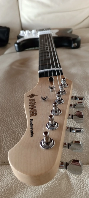 Schöne, neuwertige E-Gitarre Stratocaster Style  Bild 4