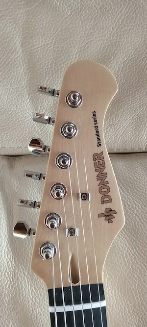 Schöne, neuwertige E-Gitarre Stratocaster Style  Bild 3