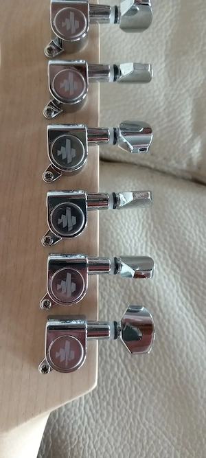 Schöne, neuwertige E-Gitarre Stratocaster Style  Bild 6