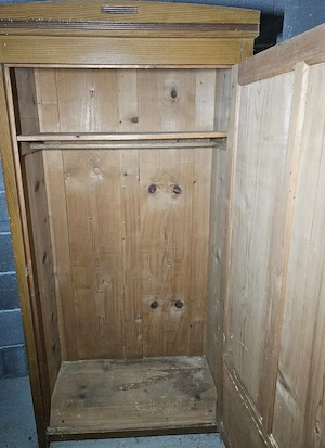 Schrank aus Holz Bild 2