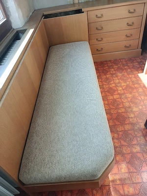 Tisch, Einbaueckbank, Anrichte, Liege, 3 Stühle Bild 2