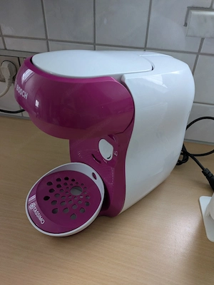 Tassimo Kaffeemaschine mit Kaffee und Kaffeepadhalter Bild 2