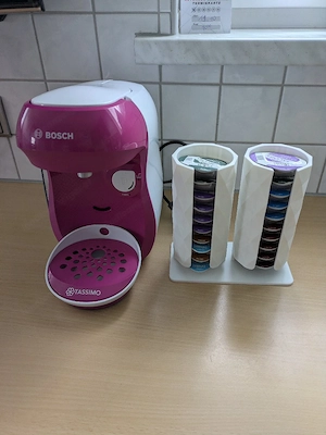 Tassimo Kaffeemaschine mit Kaffee und Kaffeepadhalter