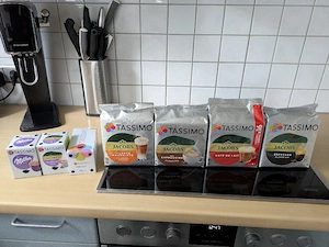 Tassimo Kaffeemaschine mit Kaffee und Kaffeepadhalter Bild 3