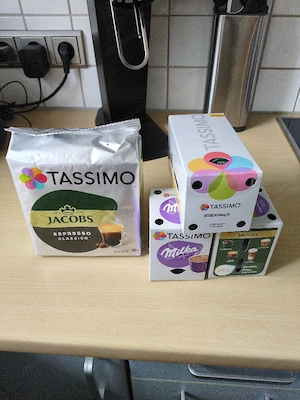 Tassimo Kaffeemaschine mit Kaffee und Kaffeepadhalter Bild 4