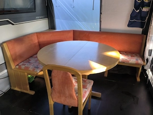 Eckbank mit Ausziehbarem Tisch und drei Stühlen 