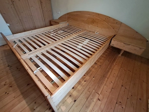 Massivholz-Doppelbett (Vollholz) inkl. 2 verstellbaren Lattenrosten & Nachttischen Bild 2
