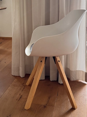 2 weiße Stühle mit Eiche-Beinen Bild 2