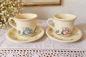 2 Stk. Kaffeetassen mit roten & blauen Blumen mit Untersetzer