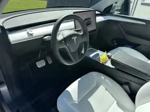 Tesla Y Performance  Bild 3
